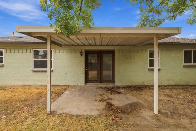 335 Springwillow Road, Burleson, TX 76028