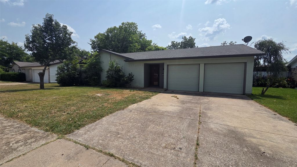 335 Springwillow Road, Burleson, TX 76028