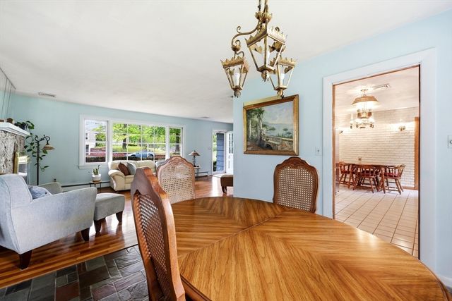 87 Squire Ln, Springfield, MA 01118
