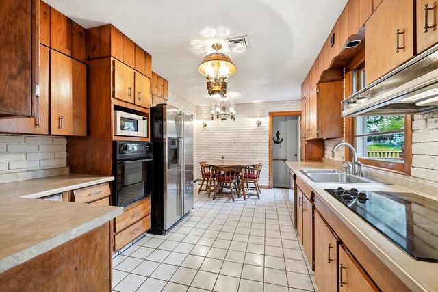 87 Squire Ln, Springfield, MA 01118