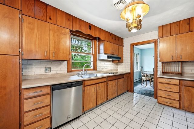 87 Squire Ln, Springfield, MA 01118