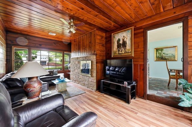 87 Squire Ln, Springfield, MA 01118