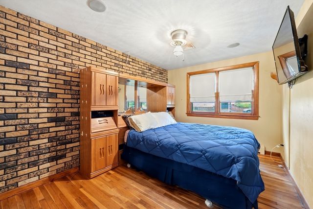 87 Squire Ln, Springfield, MA 01118