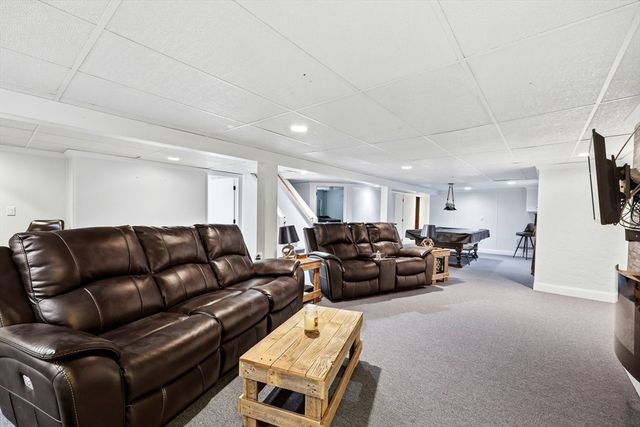 87 Squire Ln, Springfield, MA 01118