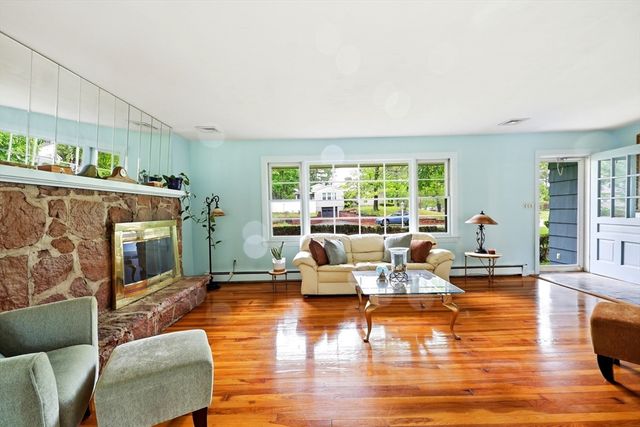 87 Squire Ln, Springfield, MA 01118