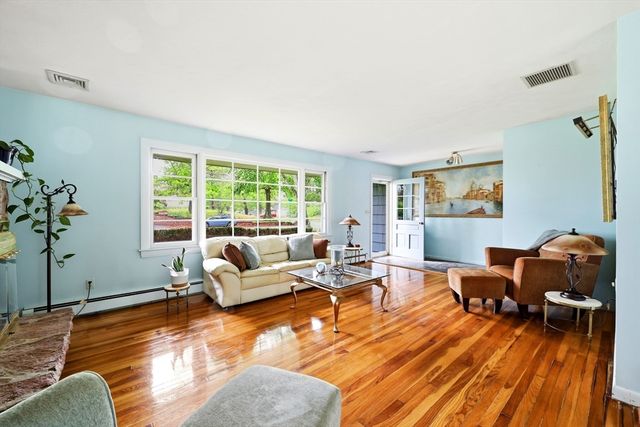 87 Squire Ln, Springfield, MA 01118