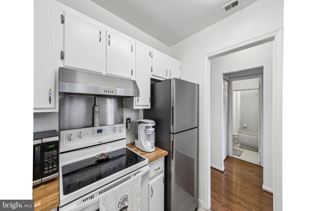 Image 10 of property listing at 1714 PARK AVE #204, Baltimore, MD 21217