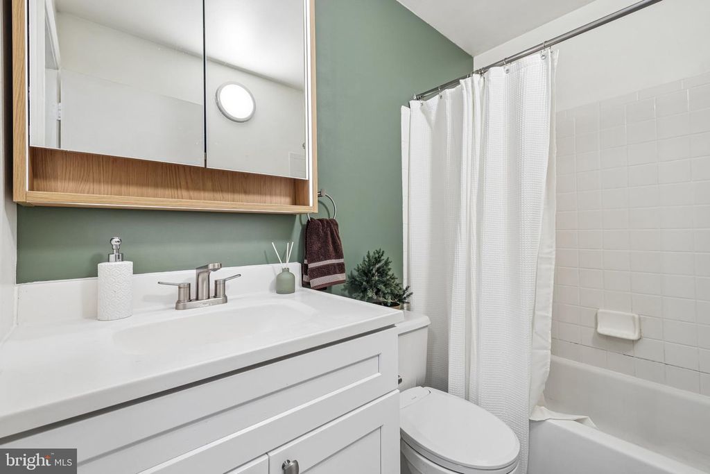 Image 18 of property listing at 1714 PARK AVE #204, Baltimore, MD 21217