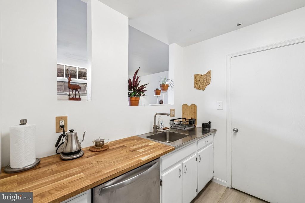 Image 5 of property listing at 1714 PARK AVE #204, Baltimore, MD 21217