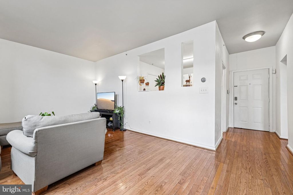Image 6 of property listing at 1714 PARK AVE #204, Baltimore, MD 21217