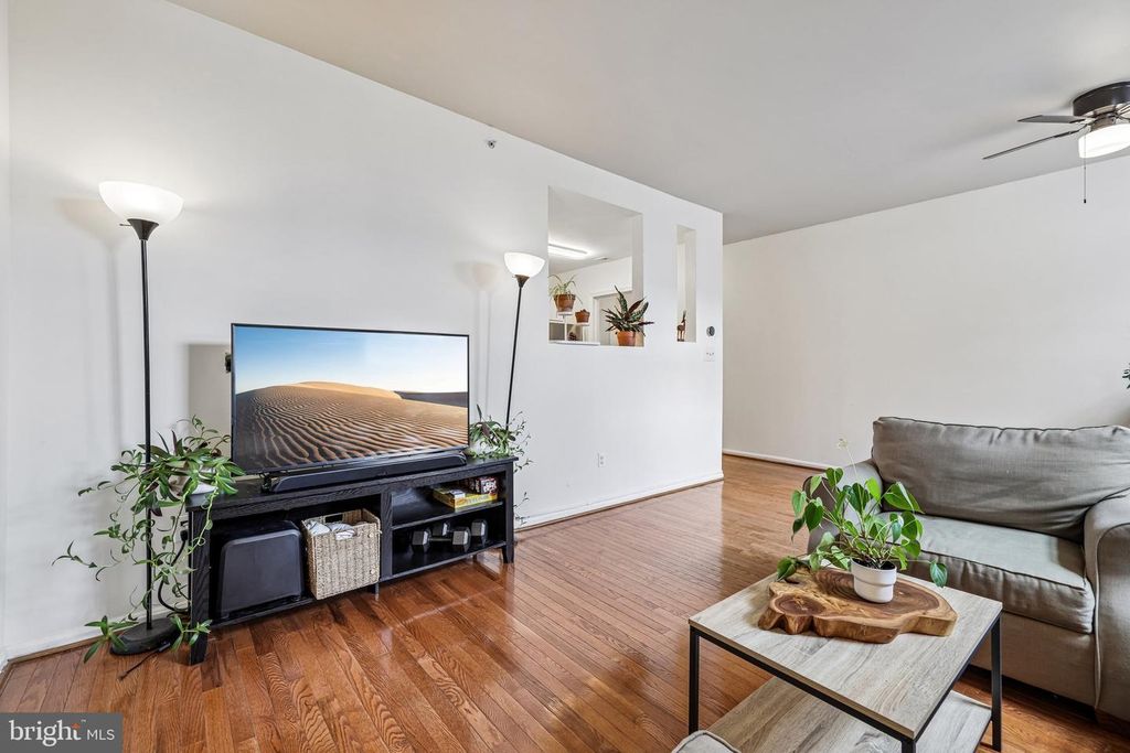 Image 8 of property listing at 1714 PARK AVE #204, Baltimore, MD 21217