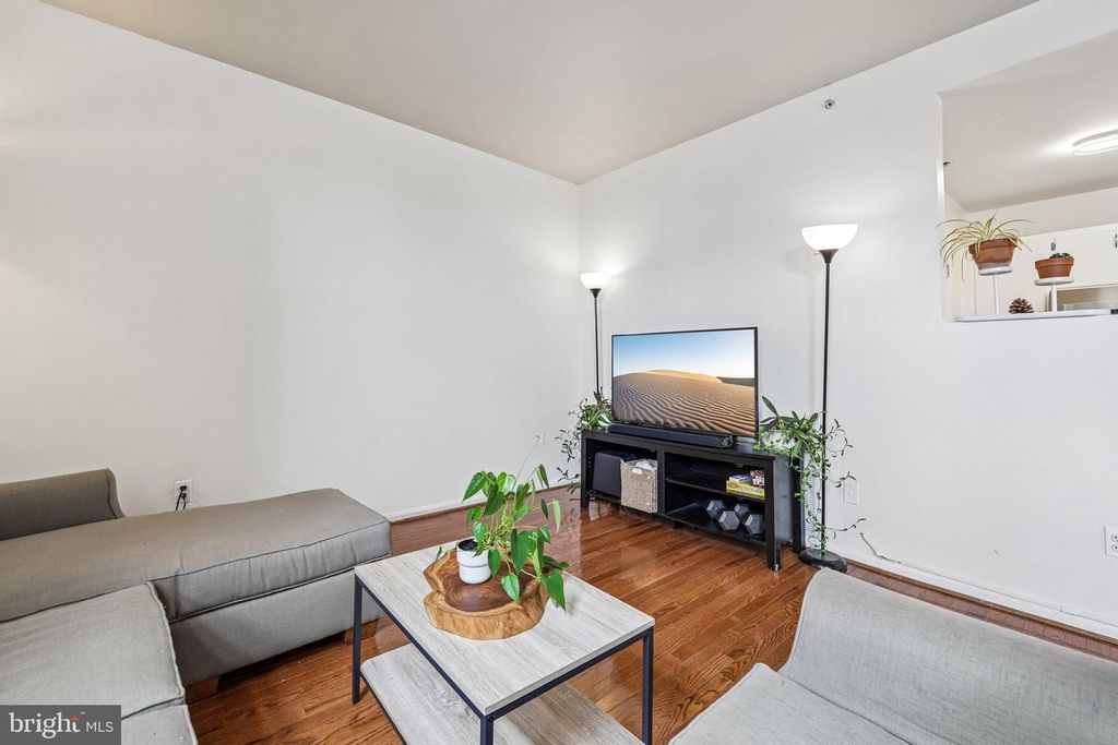 Image 9 of property listing at 1714 PARK AVE #204, Baltimore, MD 21217