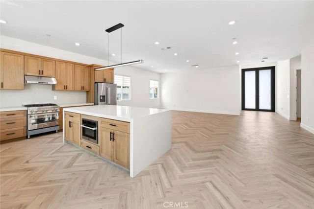 8018 Shadyglade Avenue, North Hollywood, CA 91605