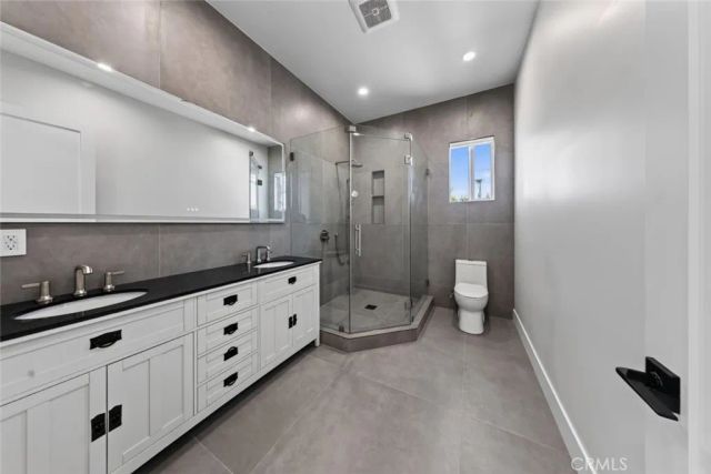8018 Shadyglade Avenue, North Hollywood, CA 91605