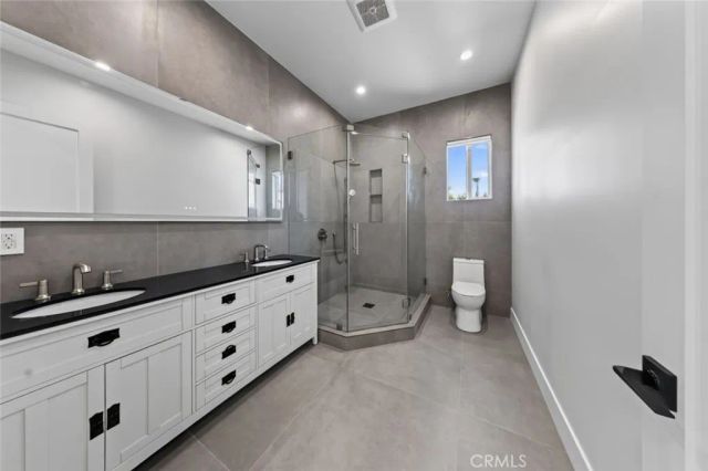 8018 Shadyglade Avenue, North Hollywood, CA 91605