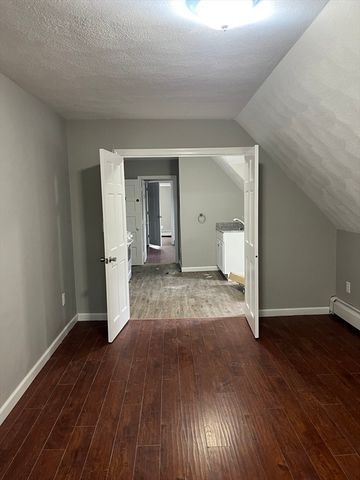 8 Wakefield Ave 3R, Wakefield, MA 01880