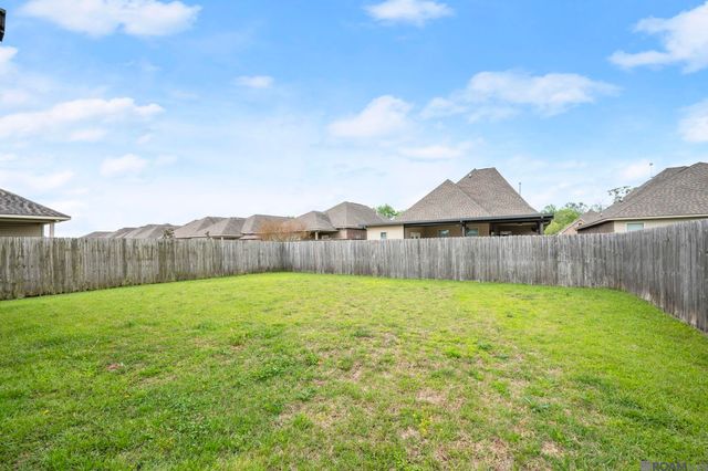 946 Deer Pass Dr, Baton Rouge, LA 70820