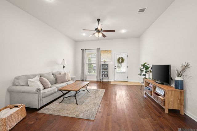 946 Deer Pass Dr, Baton Rouge, LA 70820