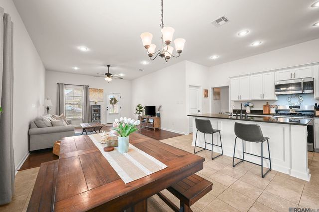 946 Deer Pass Dr, Baton Rouge, LA 70820