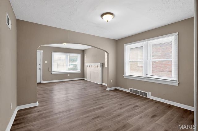 1823 Eton Lane, St Louis, MO 63147