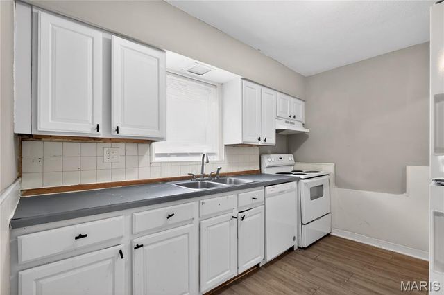 1823 Eton Lane, St Louis, MO 63147