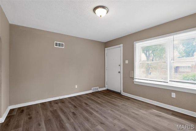 1823 Eton Lane, St Louis, MO 63147