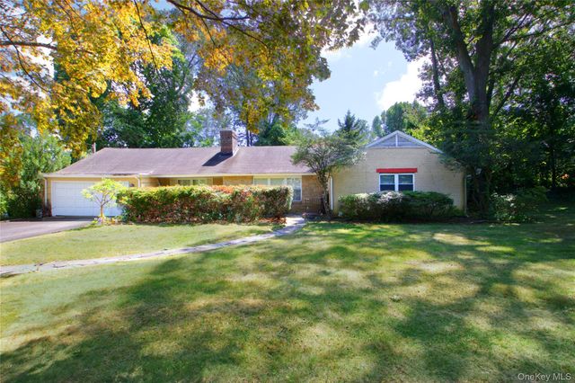 82 The Serpentine, Roslyn, NY 11576