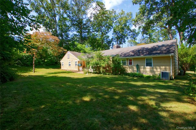 82 The Serpentine, Roslyn, NY 11576
