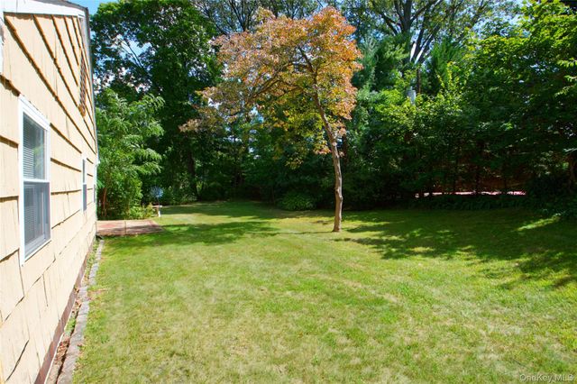 82 The Serpentine, Roslyn, NY 11576