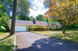 82 The Serpentine, Roslyn, NY 11576