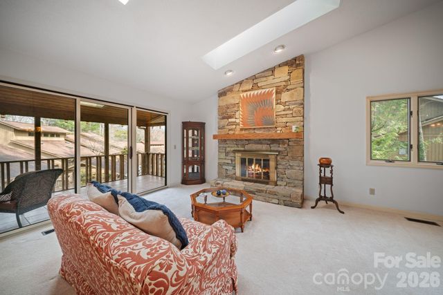 301 N Scarlet Oak Lane, Hendersonville, NC 28791