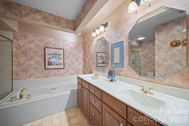 301 N Scarlet Oak Lane, Hendersonville, NC 28791