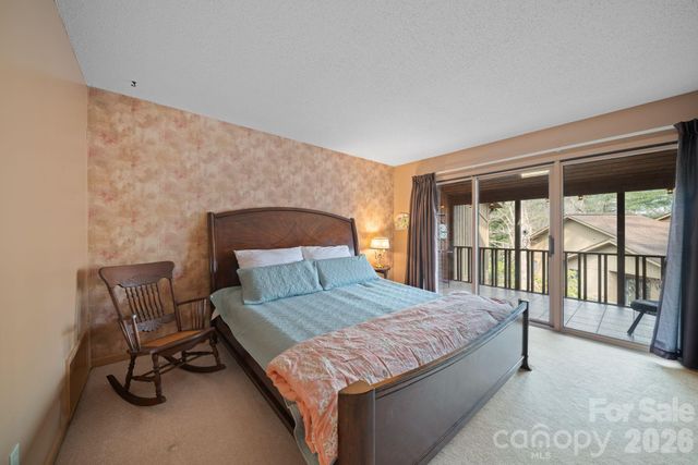 301 N Scarlet Oak Lane, Hendersonville, NC 28791