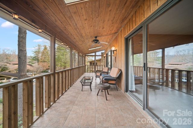 301 N Scarlet Oak Lane, Hendersonville, NC 28791