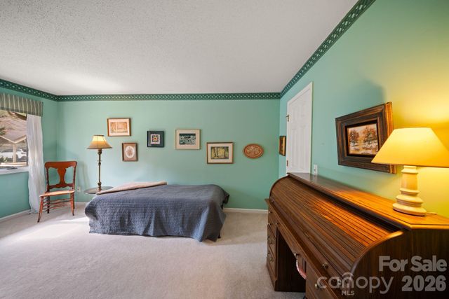 301 N Scarlet Oak Lane, Hendersonville, NC 28791