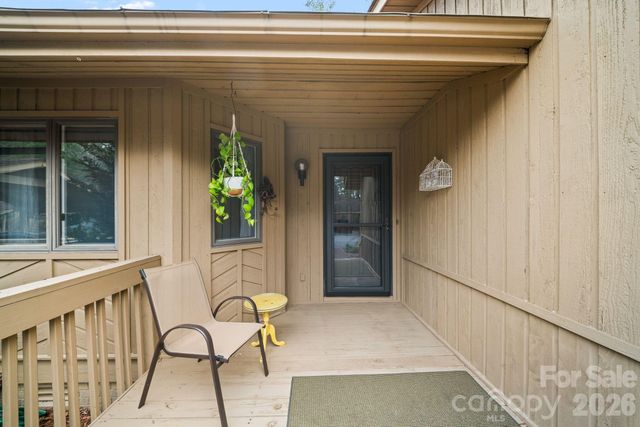 301 N Scarlet Oak Lane, Hendersonville, NC 28791