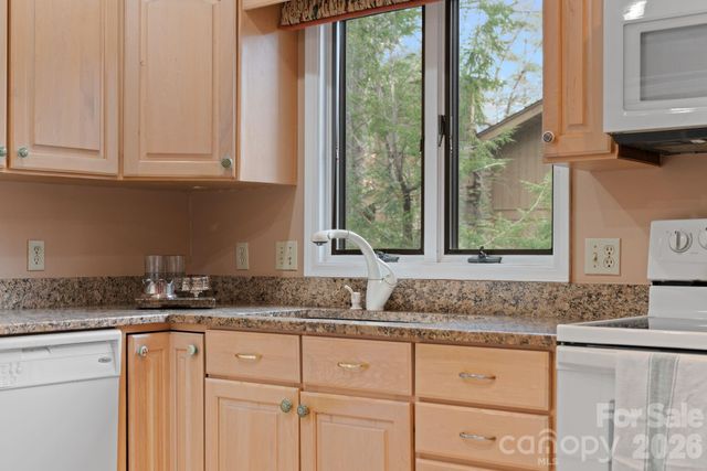 301 N Scarlet Oak Lane, Hendersonville, NC 28791