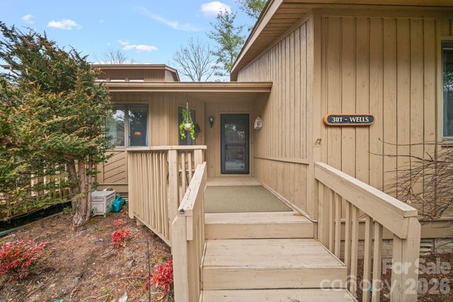 301 N Scarlet Oak Lane, Hendersonville, NC 28791