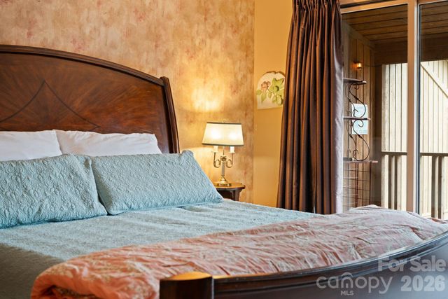 301 N Scarlet Oak Lane, Hendersonville, NC 28791