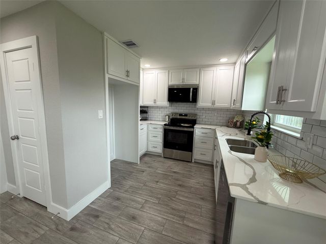 10007 Wren Street, La Porte, TX 77571