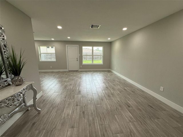 10007 Wren Street, La Porte, TX 77571