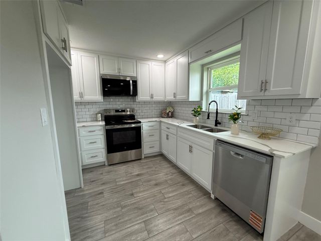 10007 Wren Street, La Porte, TX 77571