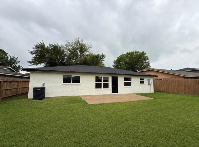 10007 Wren Street, La Porte, TX 77571