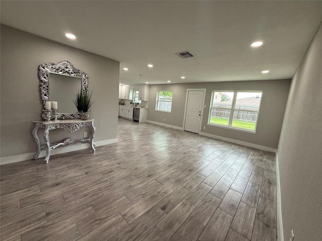 10007 Wren Street, La Porte, TX 77571
