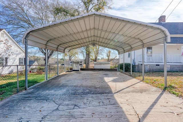 22 S Main St, Duncan, SC 29334