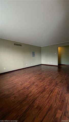 27689 W Echo Valley, Farmington Hills, MI 48334