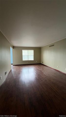 27689 W Echo Valley, Farmington Hills, MI 48334