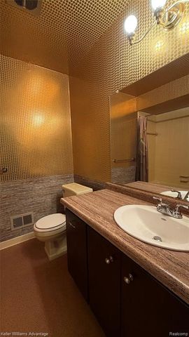 27689 W Echo Valley, Farmington Hills, MI 48334
