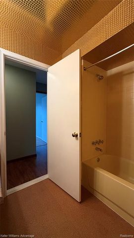27689 W Echo Valley, Farmington Hills, MI 48334
