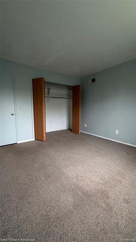 27689 W Echo Valley, Farmington Hills, MI 48334